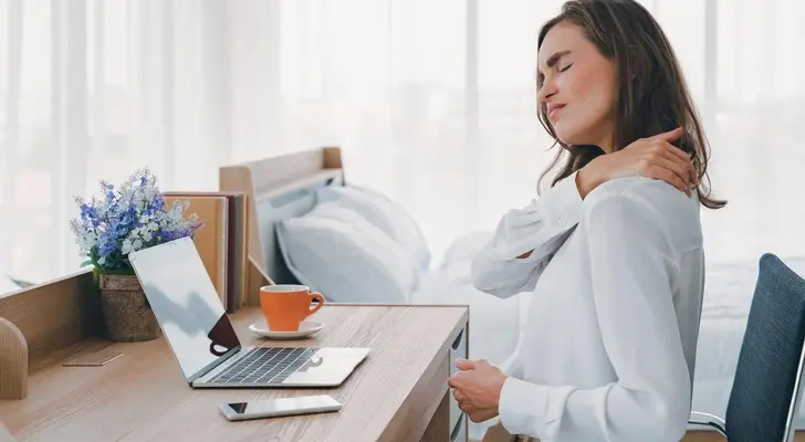 Без паники, но внимательно: почему хрустят шея, пальцы, позвоночник, челюсть