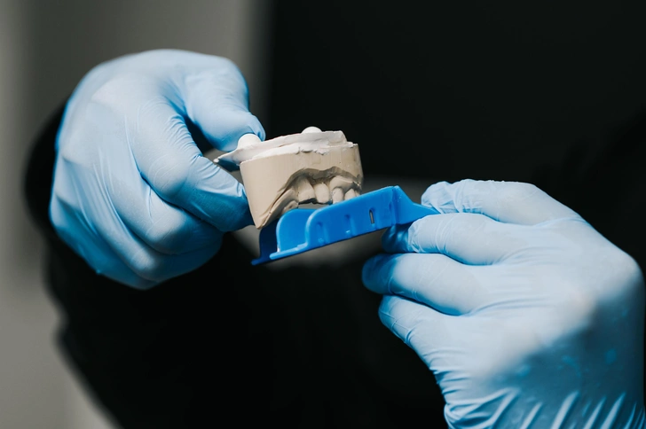 Имплантация зубов: что важно знать, если вы все еще боитесь вернуть улыбку Имплантация зубов: что важно знать, если вы все еще боитесь вернуть улыбку