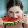 Простой домашний тест с водой покажет, напичкан ли арбуз химией, которой можно отравиться